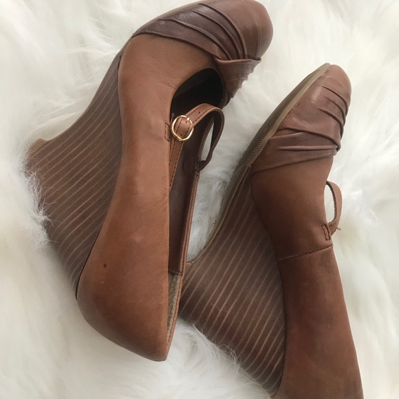 Call it Spring Shoes Wedges Brown 3 1/2 “ Heels - Picture 6 of 7